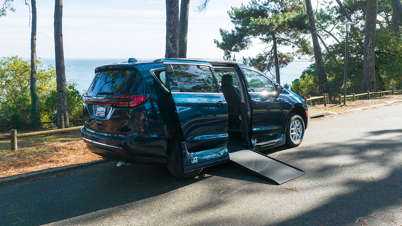 Handi Technic Auto A T S Bosch Car Service Amenagement Vehicule Pour Handicape A Brest Chrysler Pacifica Mobility Aca France Adaptation Automobile Conduite En Fauteuil Roulant2